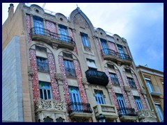 Plaza Décimo Junio Bruto 04 - modernista building